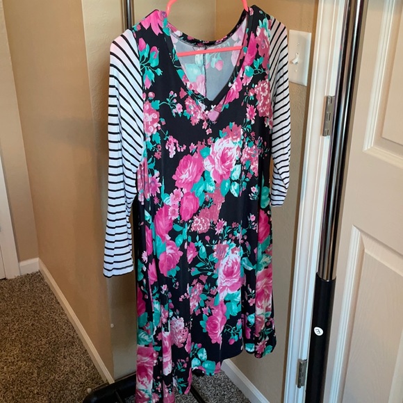 Medium floral and striped dress - Picture 1 of 2